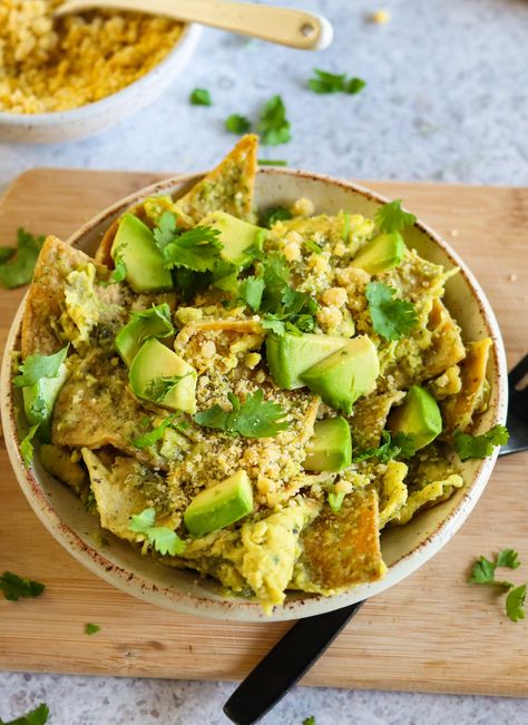 Vegan Chilaquiles (Easy and Authentic Mexican Recipe) Vegan Chilaquiles Recipe, Vegan Cotija Cheese, Vegan Chilaquiles, Pb Recipes, Perfect Smoothie Bowl, Traditional Mexican Breakfast, Mexican Brunch, Peanut Curry, Vegan Chorizo