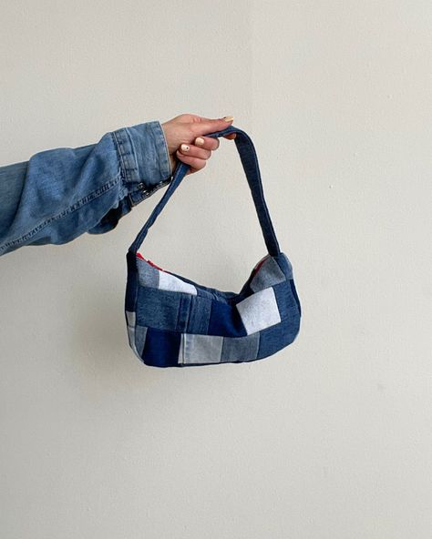 Denim diy, denim patchwork, patchwork bag, denim patchwork, diy shoulder bag, denim sewing project Mini Bag Diy, Upcycle Jeans Bag, Diy Denim Bag, Diy Mini Bag, Denim Patchwork Bag, Shoulder Bag Diy, Baguette Bags, Denim Bag Diy, Denim Scraps