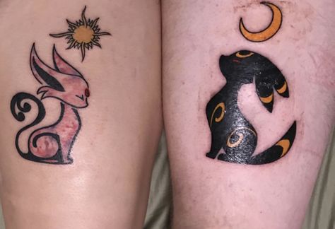 Nerd Couples Tattoos, Umbreon And Espeon Matching Tattoos, Pokemon Tattoo Umbreon, Zelda Couple Tattoo, Umbreon Espeon Tattoo, Espeon Tattoo Design, Couple Anime Tattoo, Matching Tattoos Pokemon, Pokemon Couple Tattoos