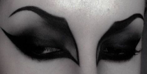 Tradgoth Makeup Men, Trad Goth Makeup Ideas, Trad Goth Makeup Looks, Trad Goth Eyeliner, Trad Goth Makeup Tutorial, Trad Goth Eye Makeup, Gothic Eyeliner Ideas, Goth Makeup Aesthetic, Gothic Makeup Ideas