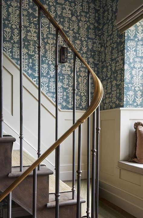 Wallpaper Stairwell, Stairway Wallpaper, Wallpaper Staircase, Staircase Wallpaper, Wallpaper Hallway, Wallpaper Stairs, Stairs Renovation, Narrow Staircase, Vintage Decor Ideas