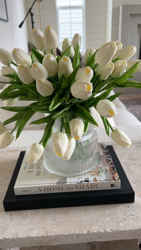 Tulip Vase Arrangement, Tulip Floral Arrangements, Tulip Bouquet In Vase, Tulip Arrangement, White Tulips Decor, Silk Tulips In Vase, Fresh Tulips In A Vase, White Tulips Black Vase, White Tulips Vase Aesthetic