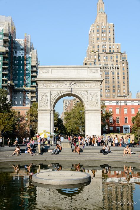 Washington Square Arch designed by Stanford White, modeled after the Arc de Triomphe in Paris. Ny Architecture, Travel Honeymoon, City Square, Desain Lanskap, I Love Nyc, Washington Square Park, Washington Square, Nova York, Concrete Jungle