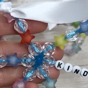 Nikki Elsasser on Instagram: "I made this snowflake Christmas craft with my Girl Scouts. Look how adorable they turned out! If I were in the classroom this year I would totally have my students make these as a Christmas gift for their parents/family. 🥰❄️ If you decide to make them or put your own spin on it I’d love to see!" Girl Scout Holiday Crafts, Christmas Swaps Girl Scouts, Girl Scout Christmas Gifts, Girl Scout Christmas Crafts, Brownie Girl Scouts, Christmas Crafts To Make, Girl Scout Troop, Snowflake Christmas, Christmas Gifts For Girls