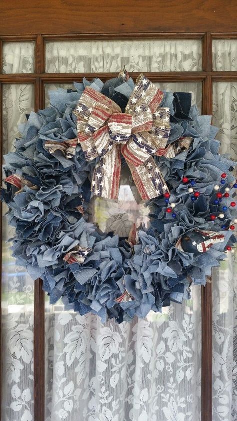 Denim Wreath Old Jeans, Denim Wreath, Denim Wreaths, Fabric Wreaths, Denim Christmas, Rag Wreaths, Christmas Wreath Ideas, Recycled Christmas, Straw Wreath