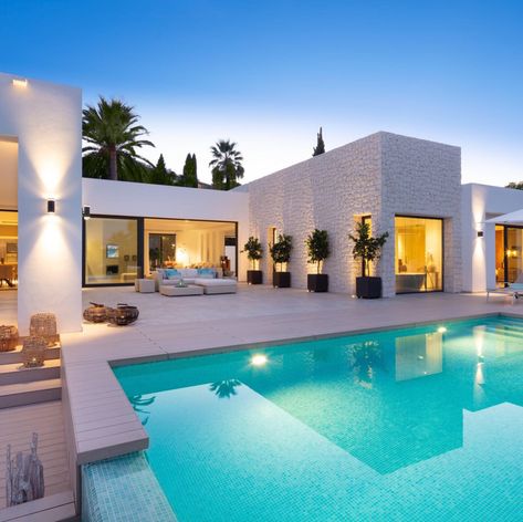 Marbella Villas, Modern Villa Design, Casa Country, Small Pool Design, Sanya, Beautiful Villas, Luxury Homes Dream Houses, House Built, Dream House Exterior