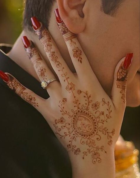 Persian Henna, Princess Vibe, Cute Henna Tattoos, Persian Princess, Beginner Henna, Red Henna, Cute Henna, Easy Henna, Henna Tattoo Designs Hand