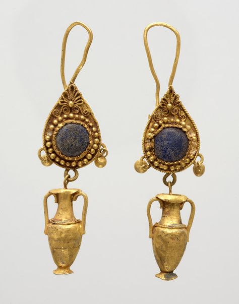 Etruscan pair of gold and glass earrings with amphora pendants, ca..400 B.C. Bracelets Classy, Etruscan Jewelry, Ancient Roman Jewelry, Art Viking, Byzantine Jewelry, Ancient Greek Jewelry, Ancient Jewels, Necklaces Beaded, Istoria Artei