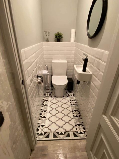 Bilik Mandi Kecil, Tiny Toilet Room, Bathroom Plants Decor, Small Toilet Design, Makeover Kamar Mandi, Small Downstairs Toilet, Toilet Room Decor, Modern Luxury Bathroom, Small Toilet Room