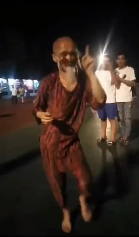 Hello, uncle! Dancing! She Move It Like Badshah, Old Man Dancing Video, Grandpa Dancing, Dancing Videos Funny, Funny Videos Dance, Funny Dance Videos, Dancing Meme, Dance Meme, Street Dancing