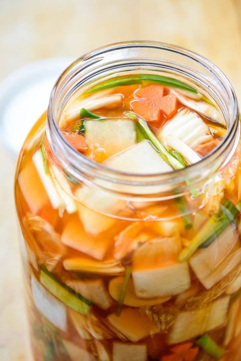 Water Kimchi, Koreansk Mad, Traditional Asian Dish, Radish Kimchi, Vegan Kimchi, Fermented Kimchi, Korean Side Dishes, Kimchi Recipe, Korean Cooking