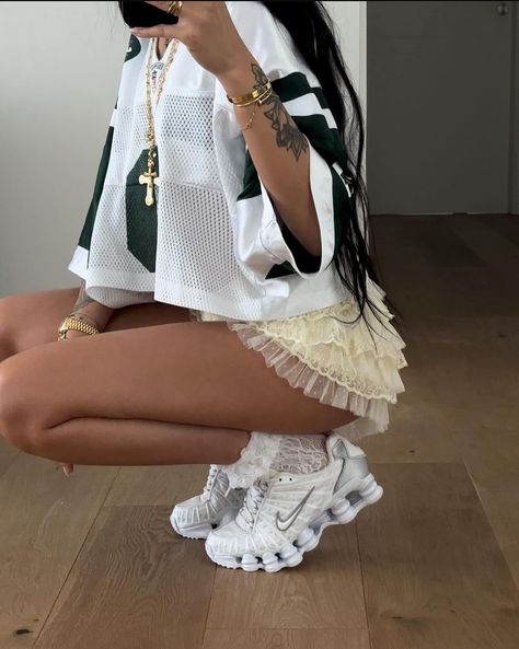 Street Style Skirt Outfit, All White Streetwear Outfit, Street Wear 2024, Dress And White Sneakers Outfit, Dress And Sneakers Outfit Summer, Brazil Street Style, Nike Shox Tl Outfit, Nike Shox Outfit, Clothes Collage