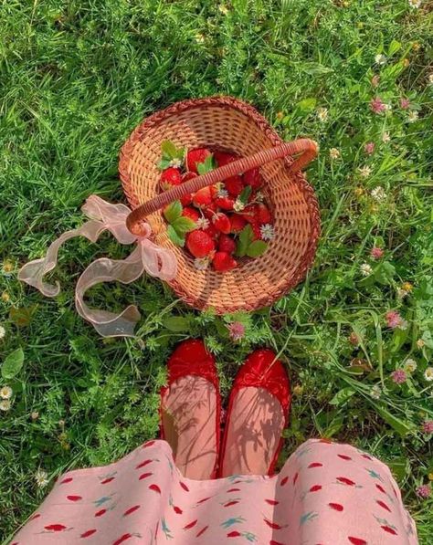 Strawberry Picking Pictures, Cottagecore Lifestyle, Strawberry Fields Forever, Strawberry Picking, Cottagecore Style, Cottage Core Aesthetic, Red Strawberry, Strawberry Fields, Cottagecore Aesthetic