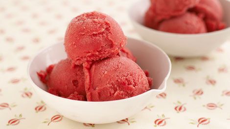 Strawberry sorbet with vanilla Vegan Sorbet Recipes, Vitamix Ice Cream Recipes, Watermelon Sorbet Recipe, Vitamix Ice Cream, Watermelon Sorbet Recipes, Vegan Sorbet, Peach Ice Cream Recipe, Homemade Peach Ice Cream, Banana Ice Cream Recipe