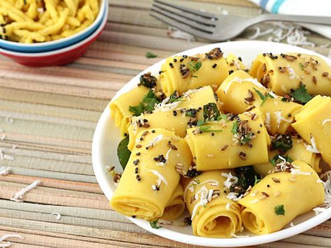 Khandvi-1 Khandvi Recipe, Gujarati Snacks, Indian Appetizers, Gujarati Recipes, Microwave Recipes, Indian Snacks, Indian Food Recipes Vegetarian, Indian Spices, Indian Cooking