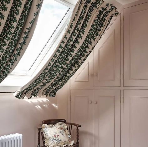 Velux Windows Bedroom, Bedroom Ensuite Ideas, Cosy Attic, Zen Home Office, Scalloped Headboard, Attic Windows, Loft Windows, Climbing Ivy, Velux Windows