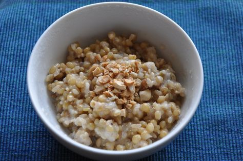 whole oats and sweet brown rice porridge Porridge Savory, Sweet Brown Rice, Rice Porridge Recipe, Brown Rice Porridge, Peanut Rice, Baked Rice Pudding, Homemade Nut Milk, Porridge Recipes, Rice Porridge