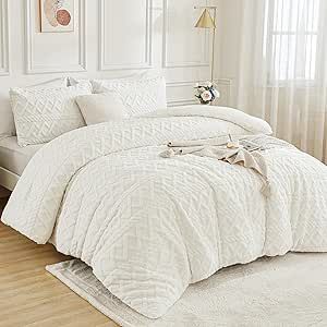 White Comforter Bedroom, Faux Fur Bed, Macys Bedding, Fur Bed, Faux Fur Bedding, Bedroom Comforter Sets, Fluffy Comforter, Fur Bedding, Plush Bedding