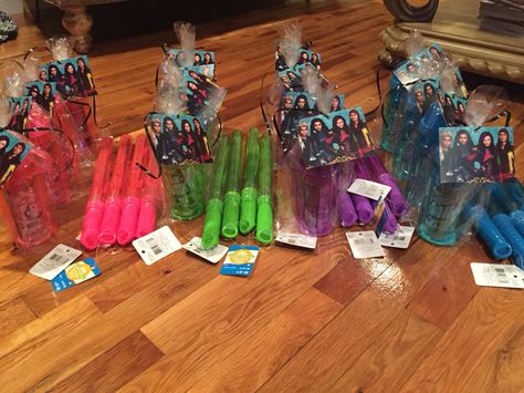 Disney descendants party favors. Includes water bottle and matching silly string and bubble wand in the descendants colors! Descendants Party Ideas, Descendants Party Ideas Birthdays, Disney Descendants Party, Silly String, Mimi Birthday, Descendants Party, Ideas Cumpleaños, Eighteenth Birthday, Girl Bday Party