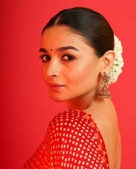 Allia Bhatt, Alia Bhatt Hairstyles, Indian Makeup Looks, Business Woman Quotes, Alia Bhatt Photoshoot, Sleek Bun, Long Hair Wedding Styles, Saree Photoshoot, Sleek Hairstyles