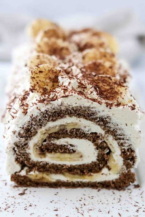 Dronningens juvel - The Norwegian American Norwegian Cake, Cake With Bananas, Norwegian Food, Warm Cake, Light Desserts, Anime Uwu, Banana Slice, Roll Cake, Chocolate Shavings