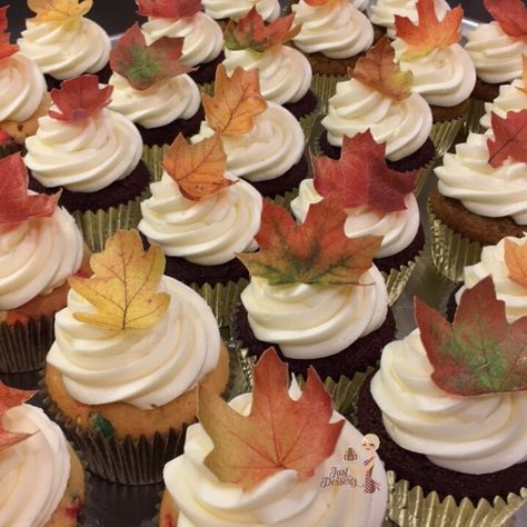 Fall Wedding Cupcakes Ideas Rustic, Autumn Wedding Cupcakes, Leaves Cupcakes, Autumn Cupcakes, Fall Themed Wedding Cakes, Fall Wedding Cupcakes, Botanical Cake, Rustic Cupcakes, Cupcake Inspiration