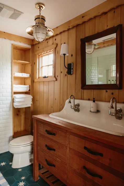 Rustic Home Decor Cabin, Cabin Bathroom Aesthetic, Camp Style Bathroom, Log Cabin Aesthetic Interior, Vintage Cabin Bedroom, Vintage Cabin Bathroom, 70s Cabin Aesthetic, Norwegian Cabin Interior, Knotty Pine Bathroom