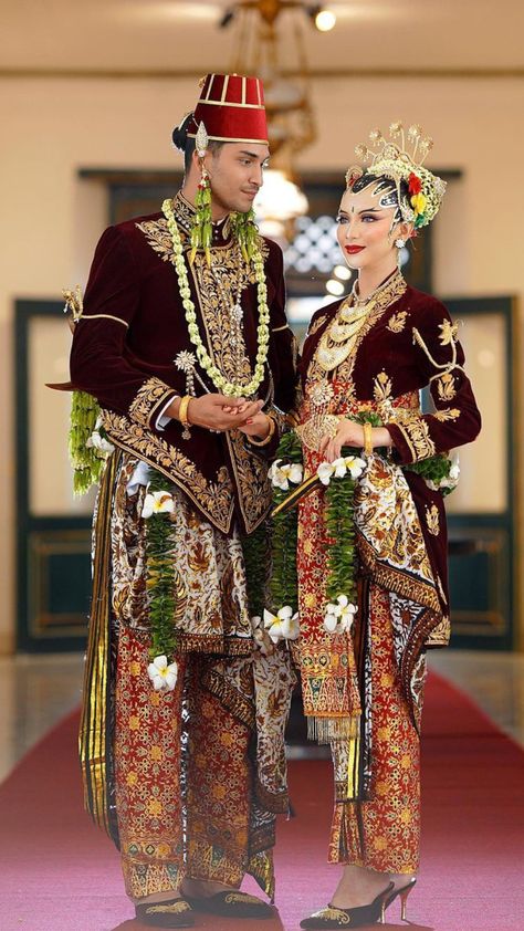 Javanese Wedding, Indonesian Wedding, Wedding Concept, Traditional Bride, La Wedding, Traditional Outfits, Pre Wedding, Wedding Makeup, Batik