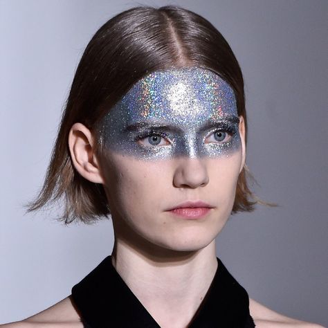 Spring 2019 Couture Beauty Report: Best Hair and Makeup Looks | Allure Disco Makeup, Festival Makeup Rave, Festival Makeup Glitter, Beauty Crush, 2019 Couture, Glitter Fashion, Dance Makeup, Runway Makeup, Glitter Eyeliner