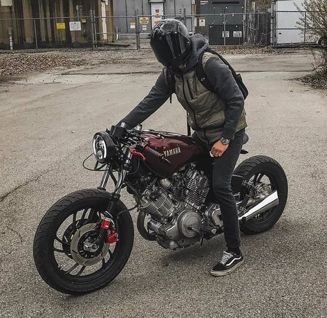 This yamaha bike is insane.  Bordeaux colour is great. And cool black helmet fits pertfect for the outfit. Cb 450 Cafe Racer, Virago Cafe Racer, Estilo Cafe Racer, Bobber Scrambler, Xjr 1300, Cb 450, Yamaha Cafe Racer, Scrambler Custom, Yamaha Virago