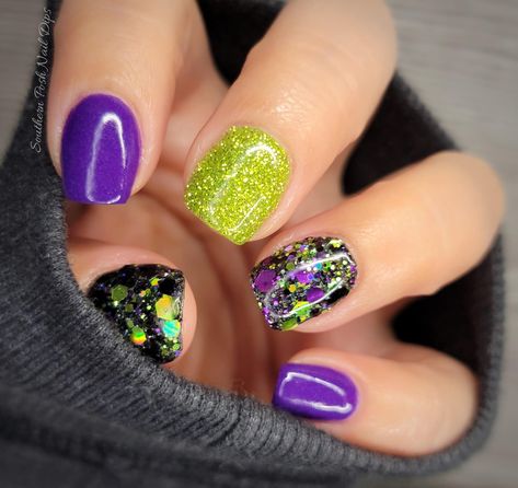 Cute Nexgen Nails, 90s Pedicure Designs, Vibrant Halloween Nails, Halloween Chunky Glitter Nails, Manicure Ideas Halloween, Dip Nail Ideas Halloween, Halloween Dipping Powder Nails, Crome Nails Halloween, Extra Short Halloween Nails