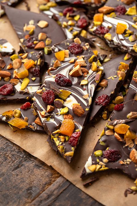 This chocolate bark sprinkled with pistachios, roasted almonds, cranberries and apricots makes for an easy dessert or a lovely gift to share! | thecozyapron.com #chocolatebark #holidaybark #chocolatebarkrecipes #chocolatebarkideas #chocolatebarkchristmas #chocolatebarkrecipeseasy #chocolatebarkphotography Almond Bark Recipes, Chocolate Trail Mix, Dark Chocolate Bark, Chocolate Bark Recipe, Candy Bark, Bark Recipe, Almond Bark, Snacks Saludables, Chocolate Bark