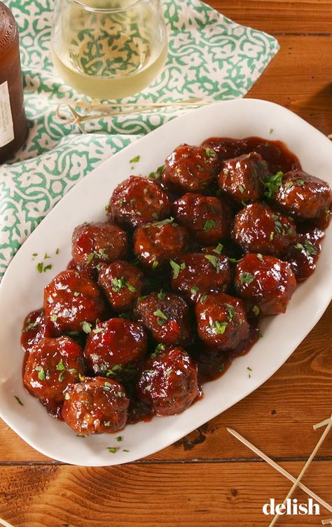 These Cocktail Meatballs Are The Perfect AppetizerDelish Cocktail Meatballs, Wallpaper Food, Tiny Foods, Tapas Dishes, Brunch Buffet, Halloween Appetizers, Thanksgiving Appetizers, Holiday Appetizers, Perfect Appetizers