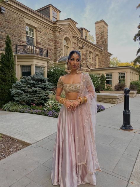 Girl wearing mauve lengha standing infront of mansion Mauve Lengha, Blouse Designs Square Neck, Casual Lengha, Desi Outfits Aesthetic, Lengha Modern, Champagne Lehenga, Indian Prom Dresses, Indian Outfits Modern, Lengha Blouse Designs