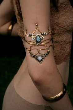 Manset Lengan, Arm Jewelry, Chique Outfits, Gambar Figur, Bohol, 자수 디자인, Arm Cuff, Zuhair Murad, Fantasy Jewelry