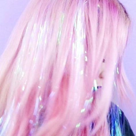 Pink Tinsel Hair, Tinsel Hair, Sparkly Hair, Hair Tinsel, Sparkly Eyes, Hair Diy, Beauty Parlor, Holiday Hairstyles, Glitter Hair