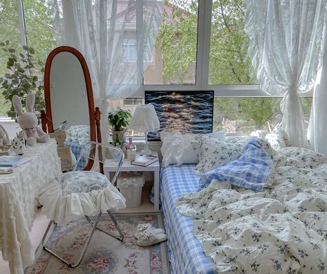 Room Decor Tips, Vintage Feminine, Bedroom Aesthetics, Feminine Bedroom, Dark Coquette, Coquette Style, Aesthetic Rooms, Dreamy Room, Pretty Room