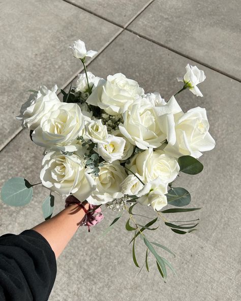 All White Wedding Bouquet, Lisianthus Bouquet, Bouquet White Roses, Wedding Bouquet White, White Lisianthus, All White Wedding, White Wedding Bouquets, All White, Wedding Bouquet