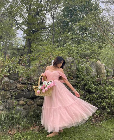 aesthetic girl cottage fairy core pretty dress girly feminine western Cottage Core Pink Dress, Cottage Core Lifestyle, Pink Aesthetic Dress, Princess Shoot, Core Dresses, Cottage Princess, Aesthetic Lookbook, Bridgerton Party, Pink Flowy Dress