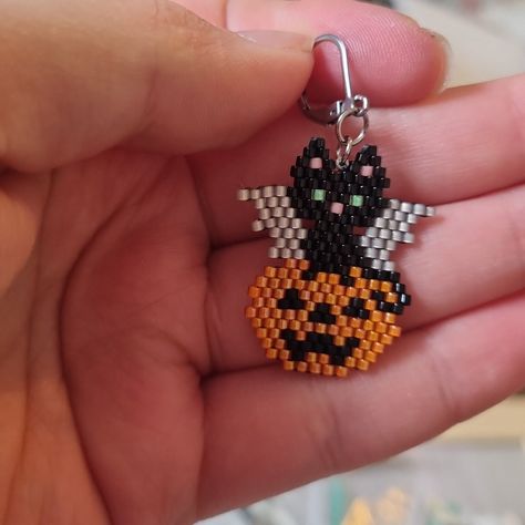 Halloween Earrings Beaded Pattern, Bat Seed Bead Earrings, Cat Beaded Earrings, Beaded Cat Earrings, Halloween Delica Earrings, Diy Seed Bead Earrings, Beautiful Beaded Earring, Halloween Beads, Pumpkin Earrings