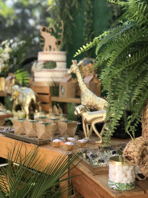 Wild party Safari Gala, Adult Safari Party, Baby Shower Tablescapes, Baby Shower Safari, Safari Wedding, Baby Shower Safari Theme, Jungle Theme Parties, Wild Party, Jungle Theme Birthday