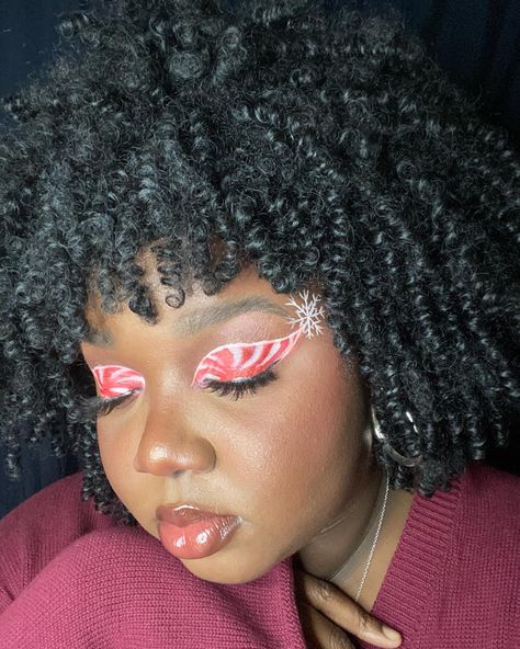 Peppermint Makeup Look, Christmas Alt Makeup, Emo Christmas Makeup, Red And White Makeup Looks, Snowflake Eyeliner, Santa Claus Makeup, Goth Christmas Makeup, Peppermint Makeup, Makeup Snowflake