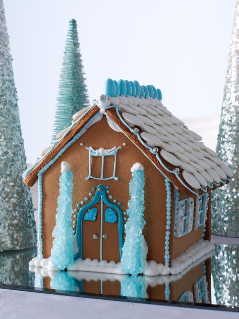 Hanukkah Decorations Diy, Traditional Gingerbread, Gingerbread House Ideas, Diy Hanukkah, Hanukkah Party, Gingerbread House Parties, Hanukkah Decor, Hanukkah Crafts, All Things Gingerbread