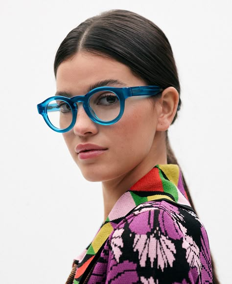 Classy Glasses, Funky Glasses, Unique Glasses, Photo Portraits, Glasses Makeup, Eye Eye, Womens Outfit, Four Eyes, Female Faces