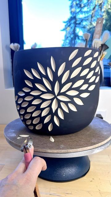 Jennifer Spring on Instagram: "This was the last batch of work before moving into glazing, and it was the first time I’ve done this design on a large planter so I can’t wait to see it finished! I have so much new work to share over the next couple weeks leading up to my final release of the year. I’m very happy with the work I’ve created for this release and I’m crossing my fingers all goes well with glaze firing over the next week. I have around six loads to fire, so it’s time for my kiln to do her magic! 👍" Carving Into Clay, Ceramic Techniques Surface Design, First Time Pottery Ideas, Scraffito Designs Simple Bowl, Ceramic Carving Designs, Pottery Bowl Designs, Pottery Carving Ideas, Decorating Pots, Pottery Carving