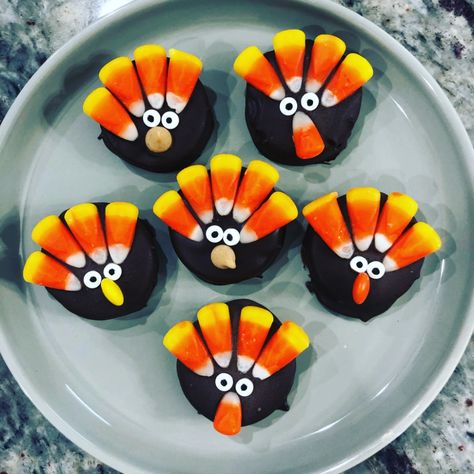 Chocolate Dipped Oreos Thanksgiving, Chocolate Covered Oreo Turkeys, Thanksgiving Chocolate Covered Oreos, Turkey Pretzel Treats, Oreo Turkeys, Oreo Turkey, Thanksgiving Chocolates, Autumn Foods, Chocolate Turkey