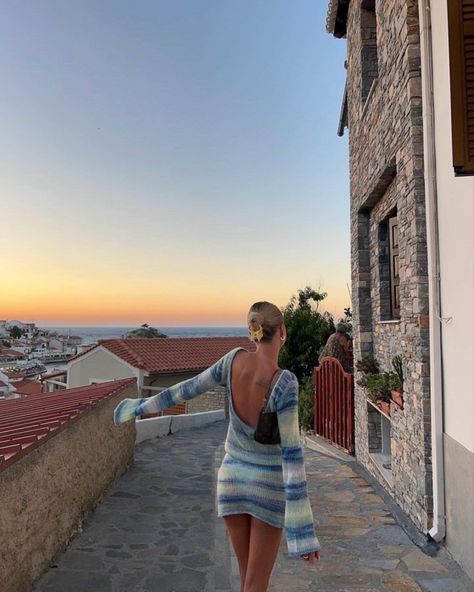 ig: amandampn Outfits Greece, Ava Jules, Greece Mediterranean, Summer Camera, Europe Street, Spring Date, Date Night Outfits, Timeless Outfits, Europe Summer