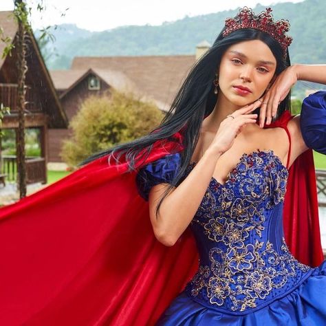 Snow White (Gown by Ceremonias_Barcelona_Morelia_ @Instagram) #SnowWhiteAndTheSevenDwarfs Snow White Quinceanera Theme Dress, Snow White Theme Quinceanera, Snow White Quinceanera Dresses, Snow White Quince, Snow White Quinceanera Theme, Snow White Gown, Disney Ball, Latina Princess, 15 Birthday Dresses