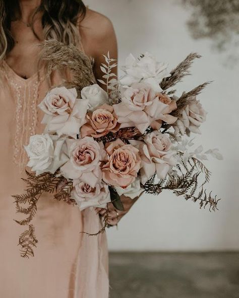 Neutral Wedding, The Queens, Wedding Flower Arrangements, Bouquet Of Flowers, Bride Bouquets, Bridal Flowers, Flower Bouquet Wedding, Future Wedding, Boho Wedding