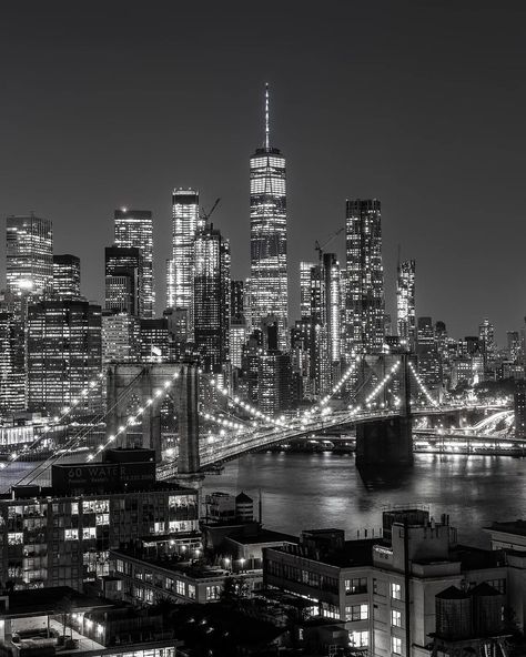 Nyc Aesthetic Background, Nyc Black Aesthetic, Model Aesthetic Black And White, City In Black And White, Black And White New York Photography, New York Asthetics Photos Wallpaper, Nyc Lights Aesthetic, New York Scenery, Black And White Nyc Aesthetic